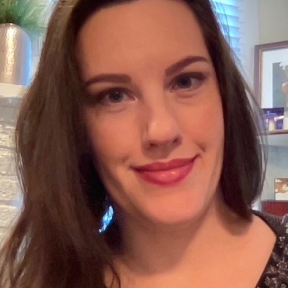 Meet your Posher, Leah - Picture 2 of 4